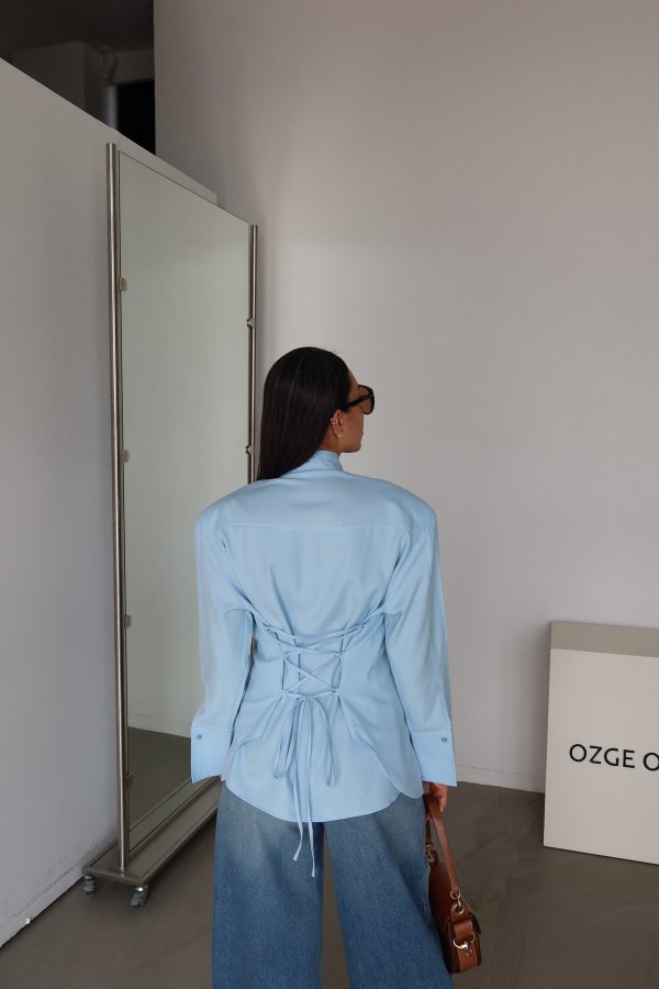 Omuzu Vatkalı Boyundan Bağlamalı Gömlek