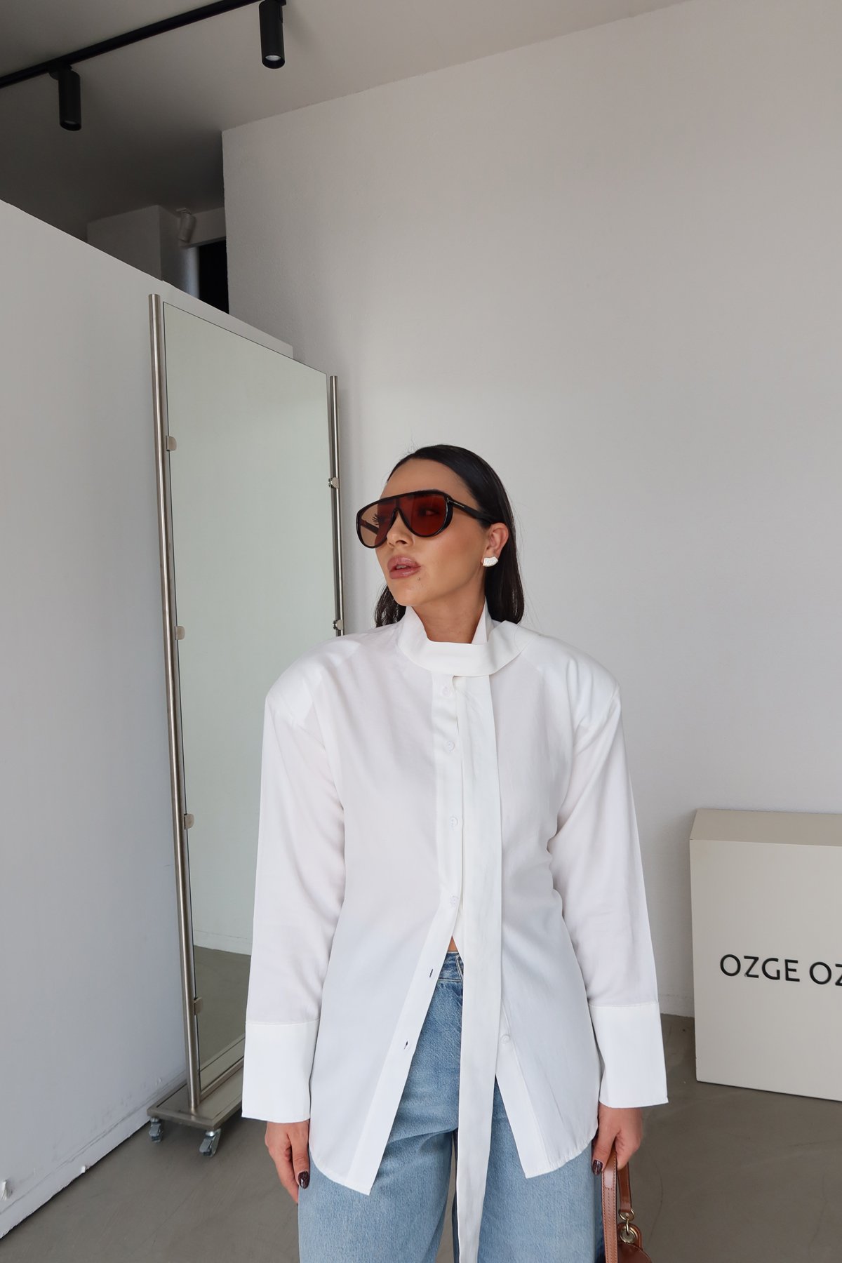 Omuzu Vatkalı Boyundan Bağlamalı Gömlek