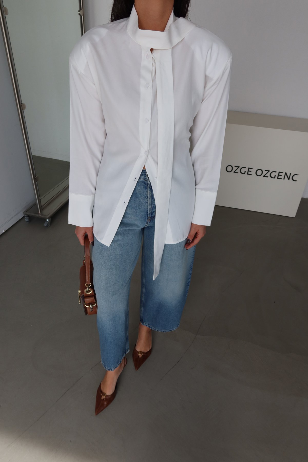 Omuzu Vatkalı Boyundan Bağlamalı Gömlek