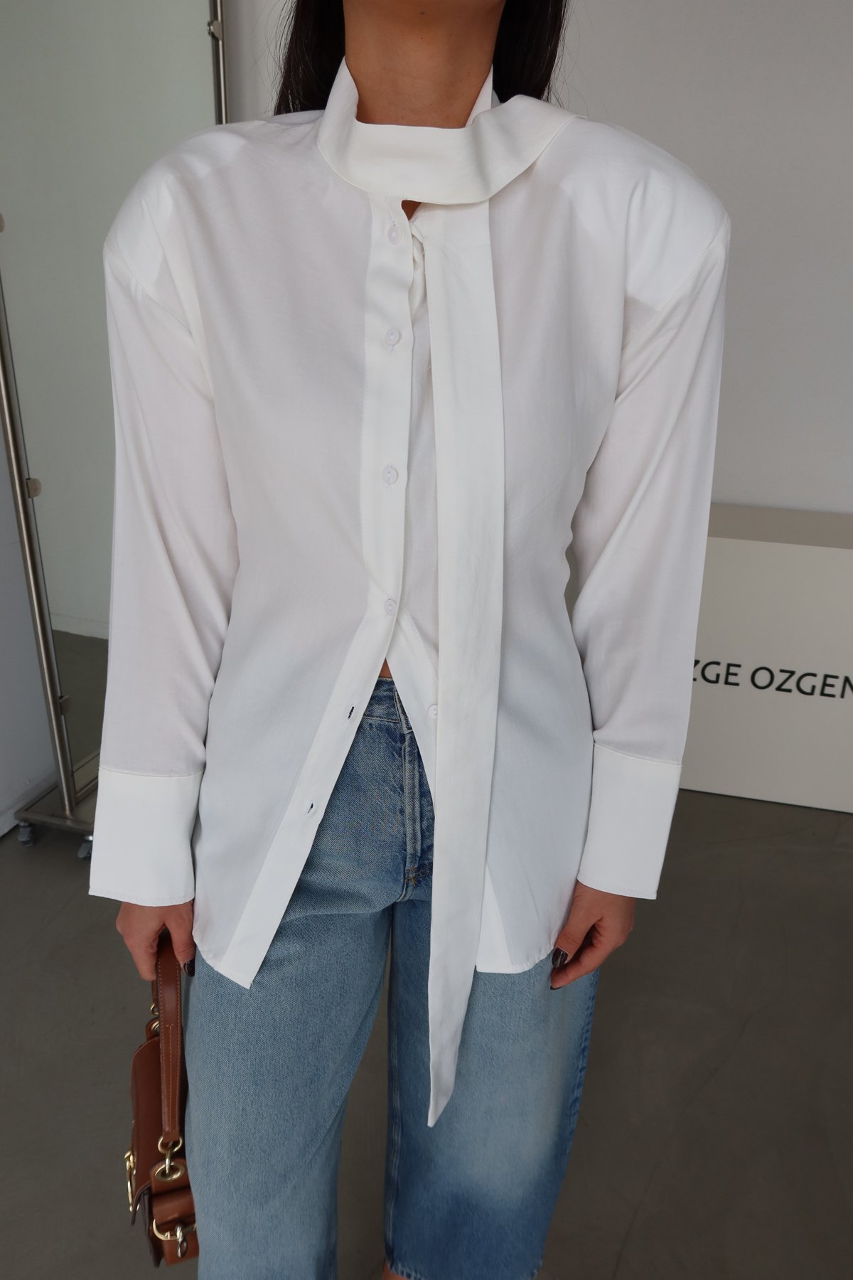 Omuzu Vatkalı Boyundan Bağlamalı Gömlek