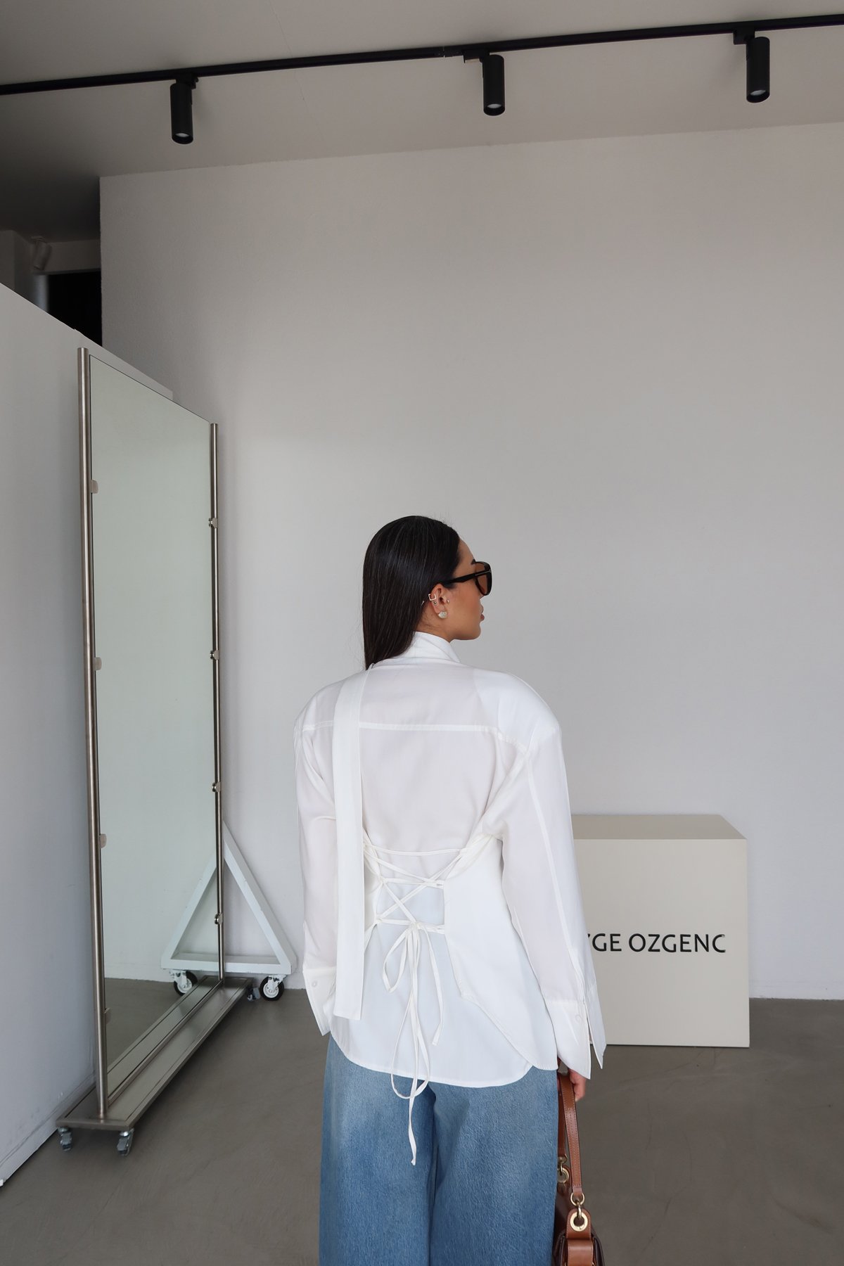 Omuzu Vatkalı Boyundan Bağlamalı Gömlek