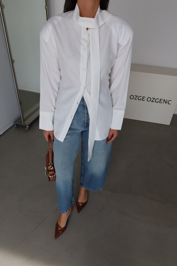 Omuzu Vatkalı Boyundan Bağlamalı Gömlek