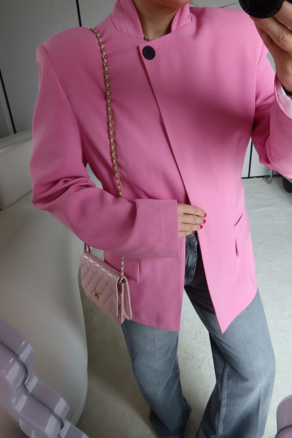 Omuzu Vatkalı Tek Düğmeli Ceket