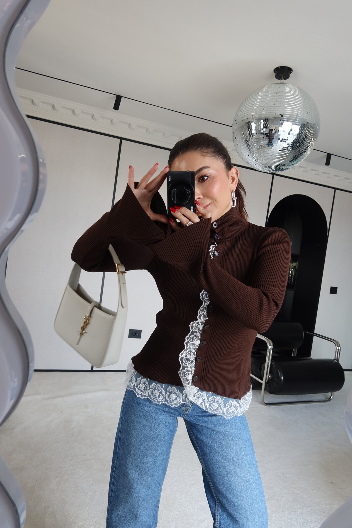 Dik Yaka Dantel Detaylı Tasarım Hırka