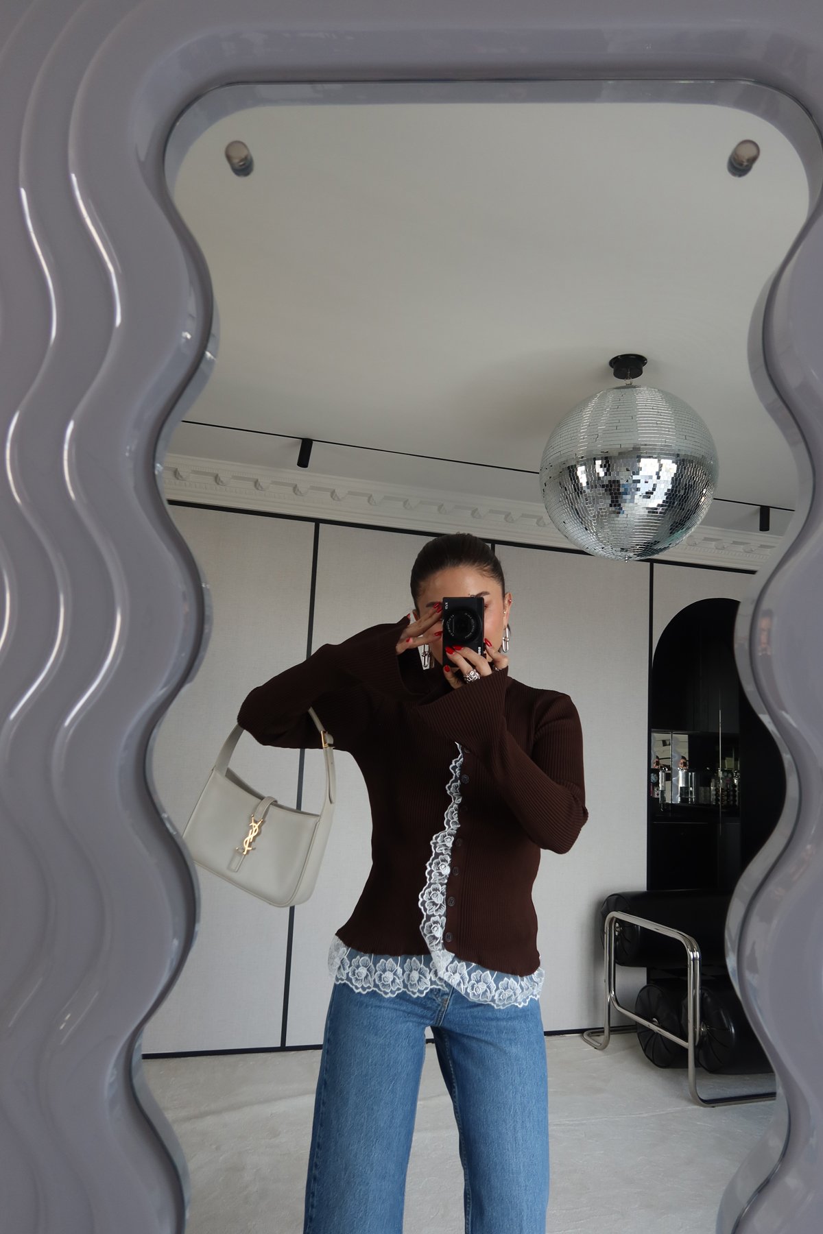 Dik Yaka Dantel Detaylı Tasarım Hırka