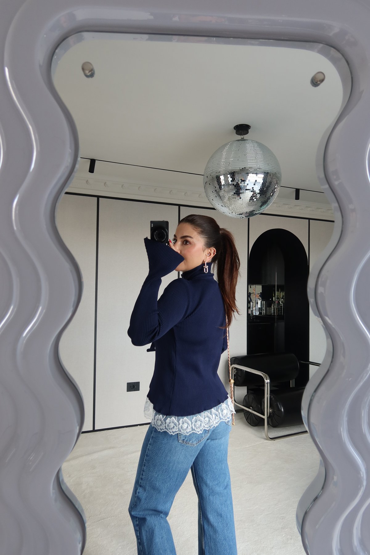 Dik Yaka Dantel Detaylı Tasarım Hırka