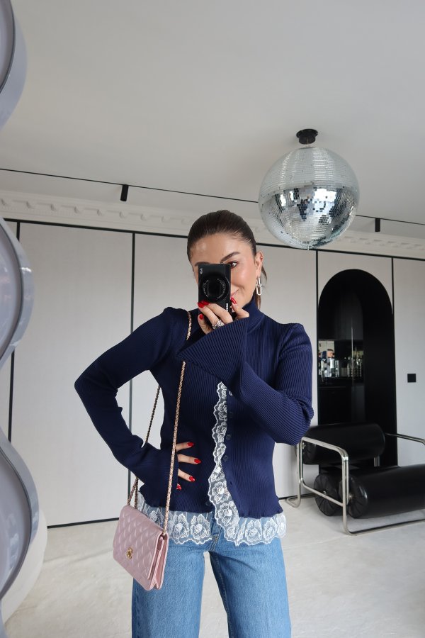 Dik Yaka Dantel Detaylı Tasarım Hırka