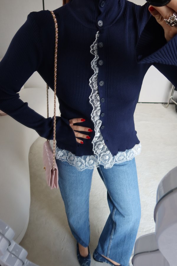 Dik Yaka Dantel Detaylı Tasarım Hırka