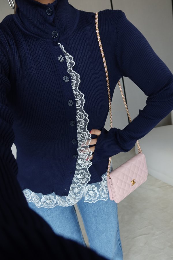 Dik Yaka Dantel Detaylı Tasarım Hırka