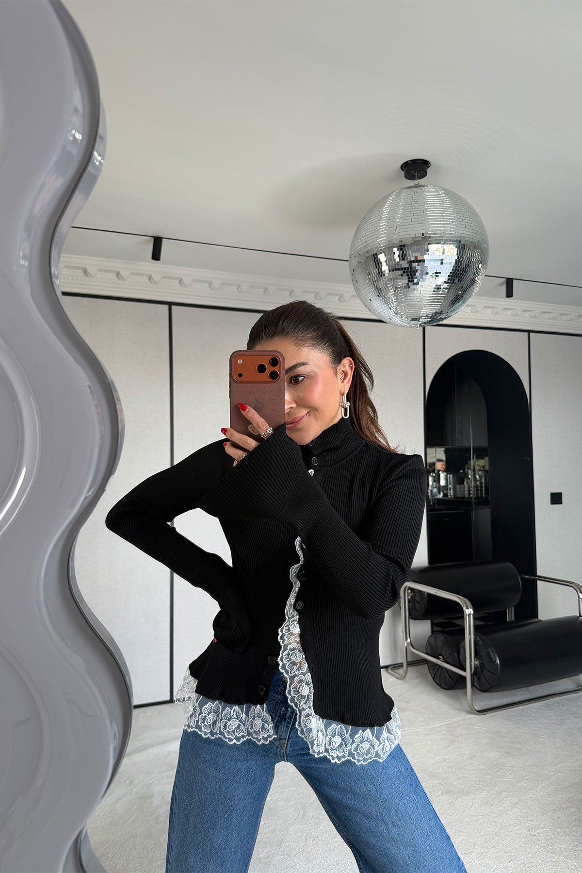 Dik Yaka Dantel Detaylı Tasarım Hırka