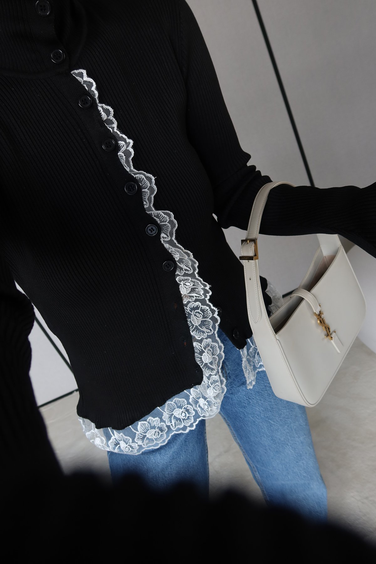 Dik Yaka Dantel Detaylı Tasarım Hırka