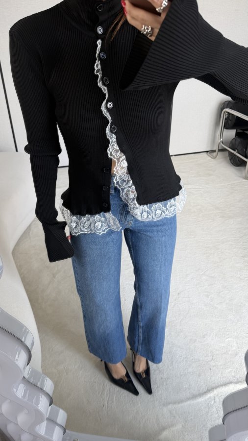 Dik Yaka Dantel Detaylı Tasarım Hırka