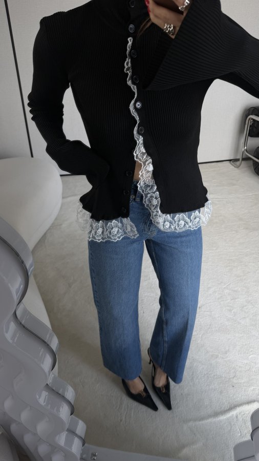 Dik Yaka Dantel Detaylı Tasarım Hırka