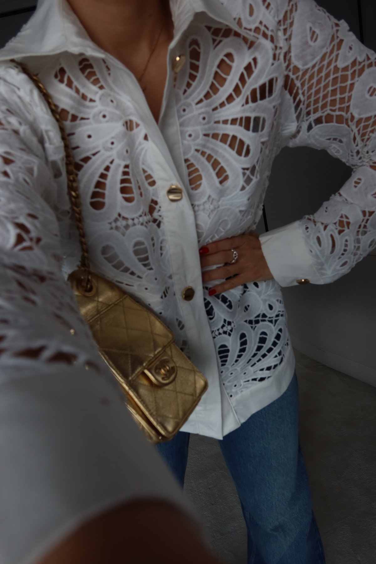 Gold Düğmeli Güpürlü Gömlek