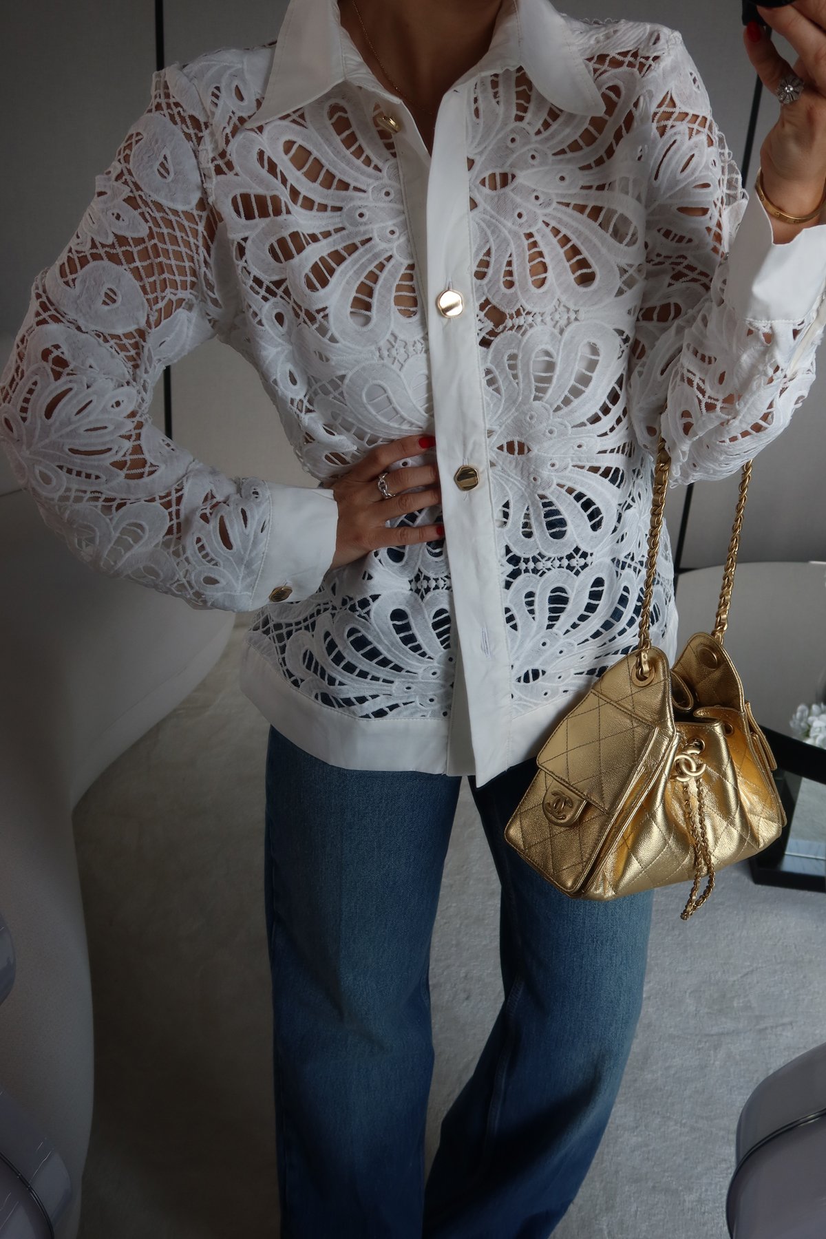 Gold Düğmeli Güpürlü Gömlek