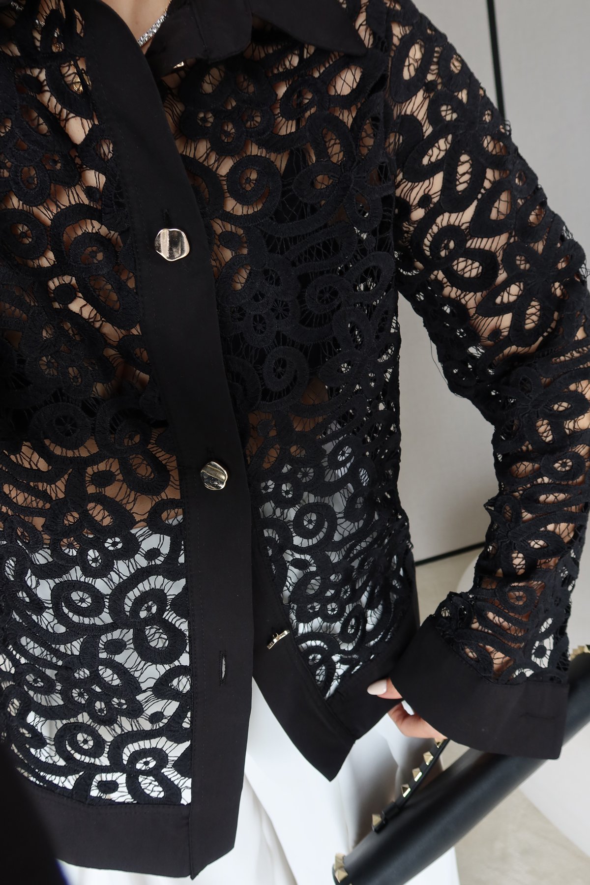 Gold Düğmeli Güpürlü Gömlek