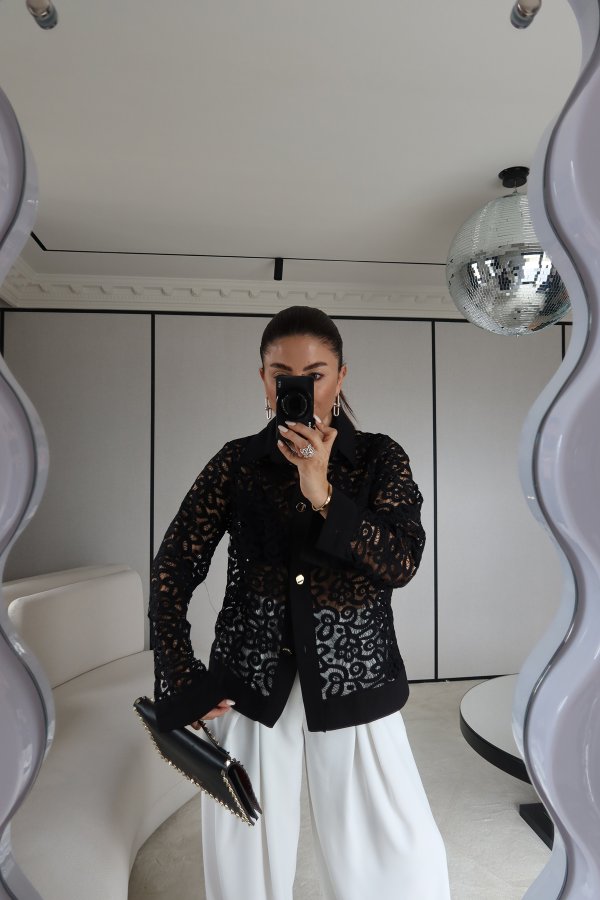 Gold Düğmeli Güpürlü Gömlek