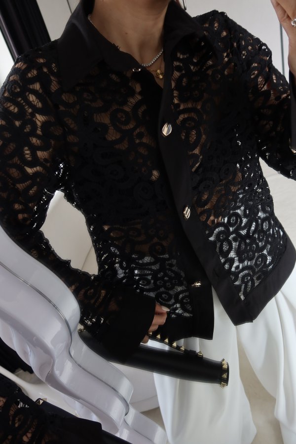 Gold Düğmeli Güpürlü Gömlek