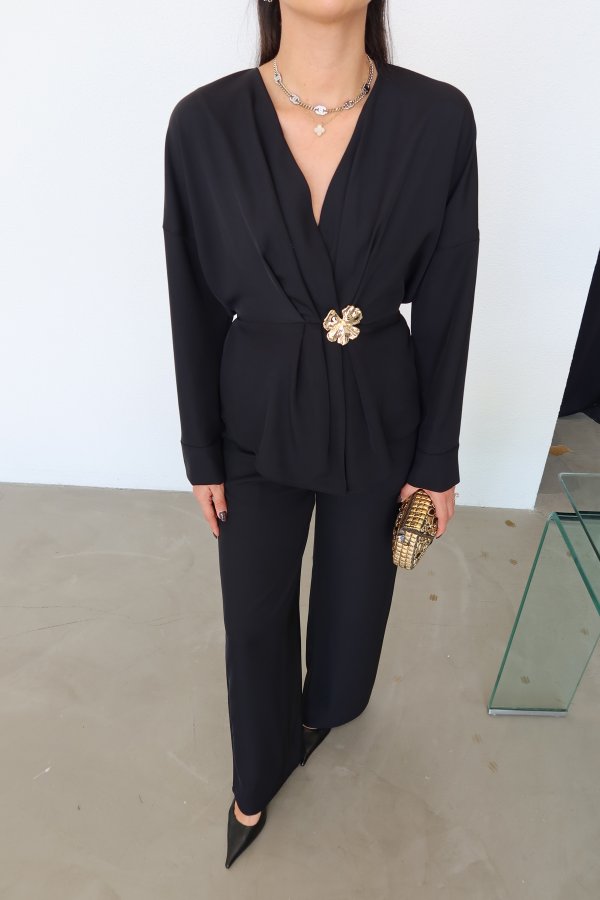 Broş Detaylı Bluz Pantolon Takım