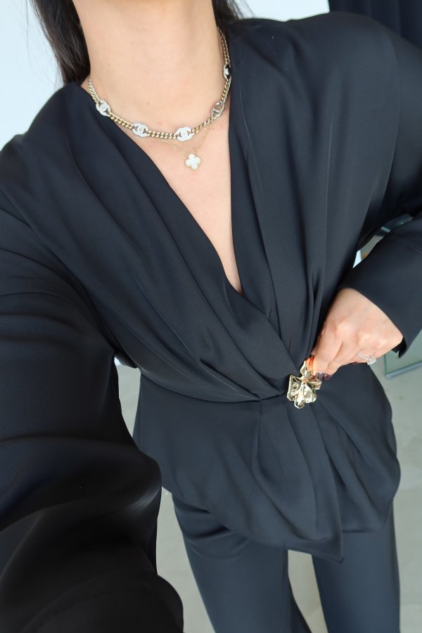 Broş Detaylı Bluz Pantolon Takım