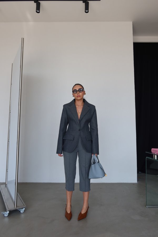 Önü Dikişli Kapri Pantolon