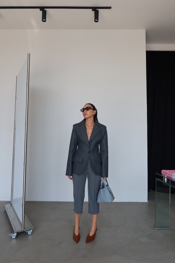 Önü Dikişli Kapri Pantolon