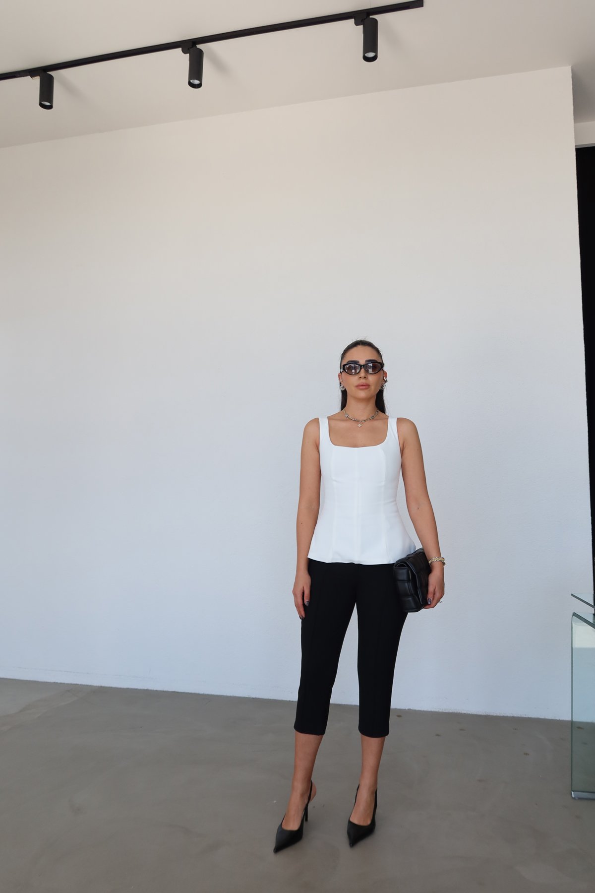 Önü Dikişli Kapri Pantolon