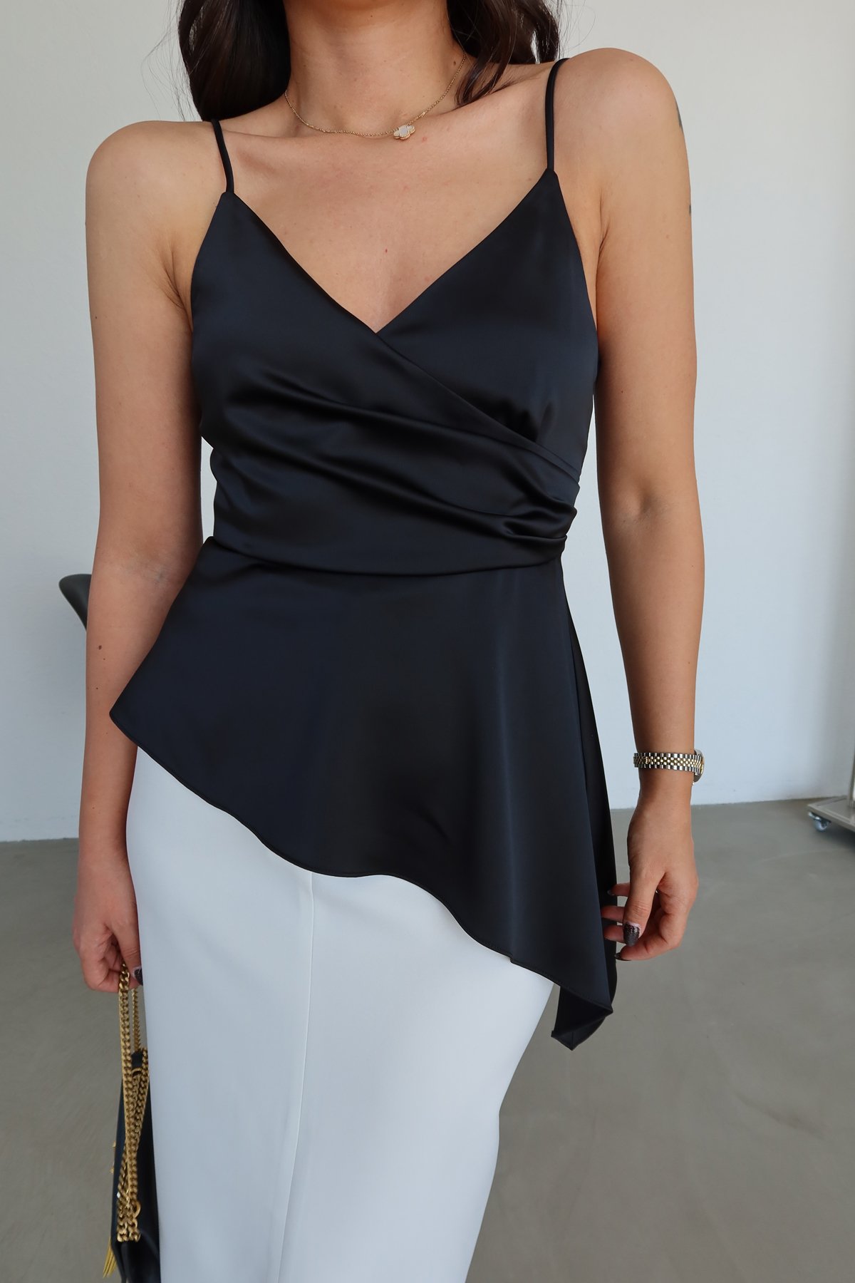 Asimetrik Kesim Saten Bluz