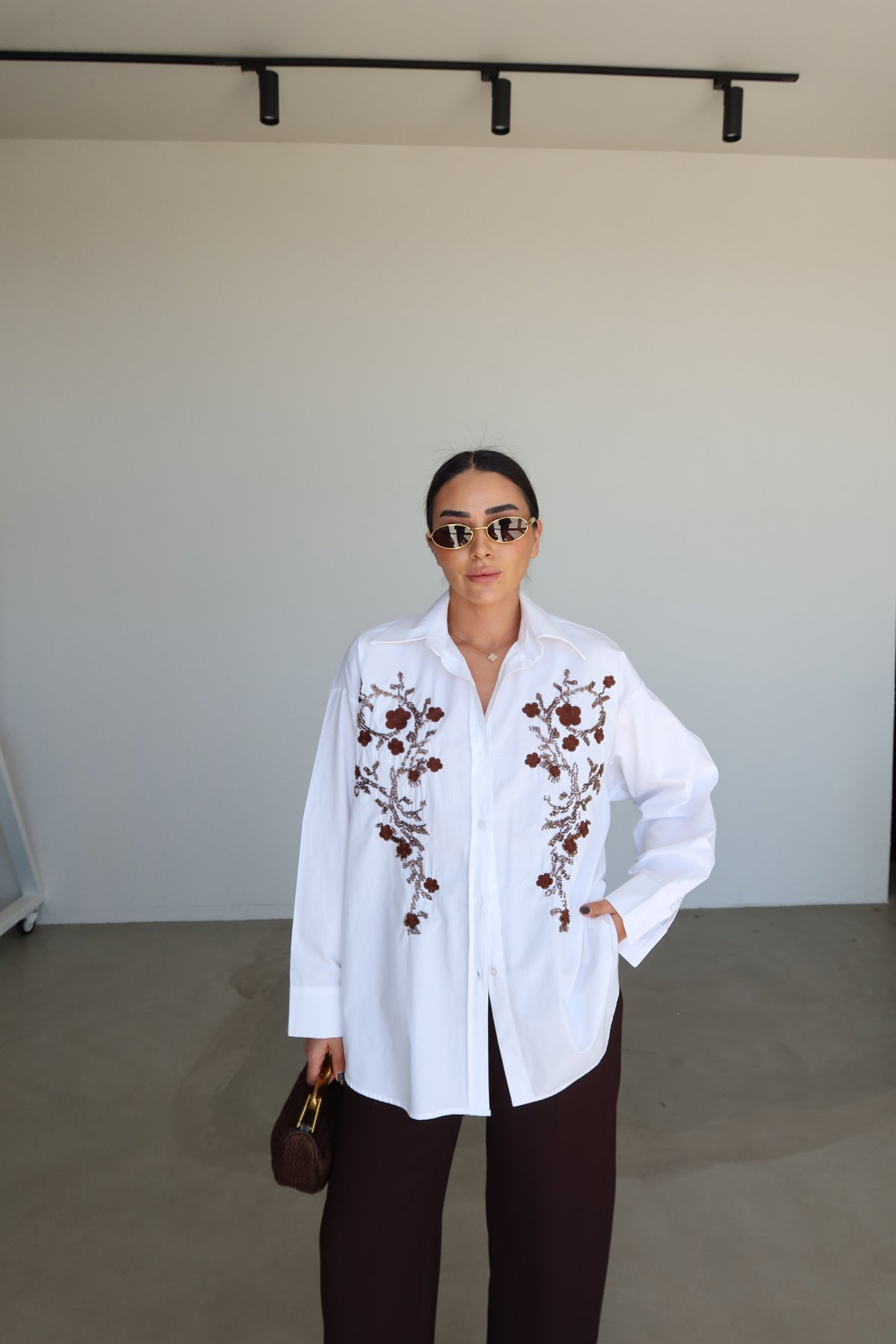 Üzeri Çiçek İşlemeli Oversize Gömlek