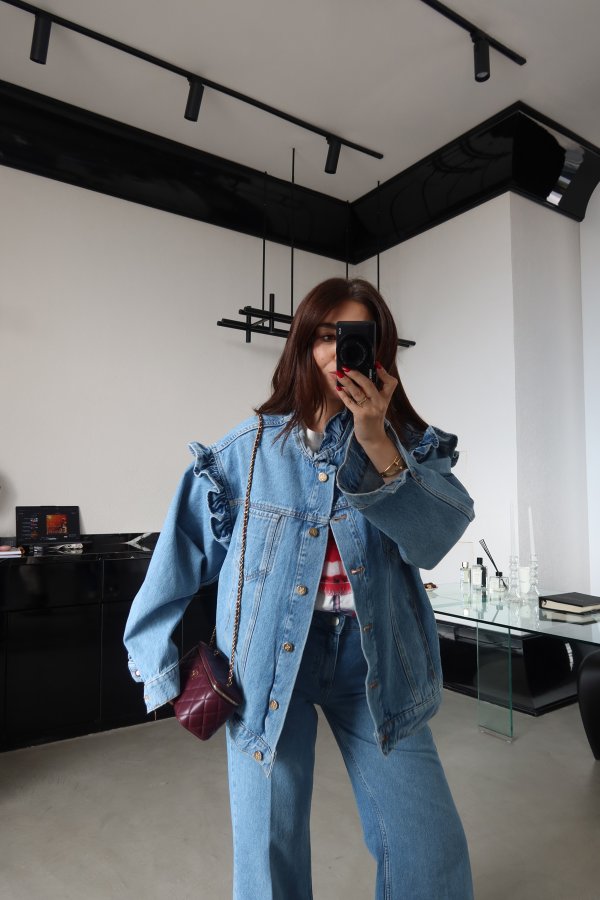 Yakası ve Omuzu Fırfırlı Denim Ceket