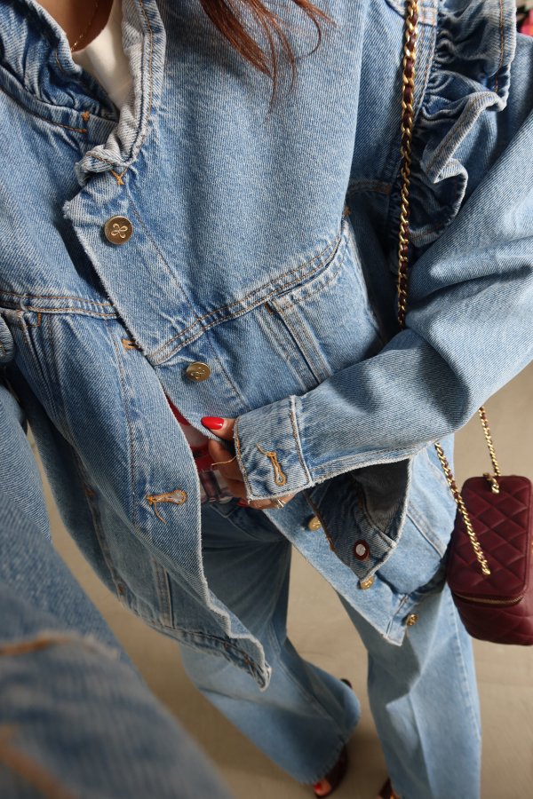 Yakası ve Omuzu Fırfırlı Denim Ceket