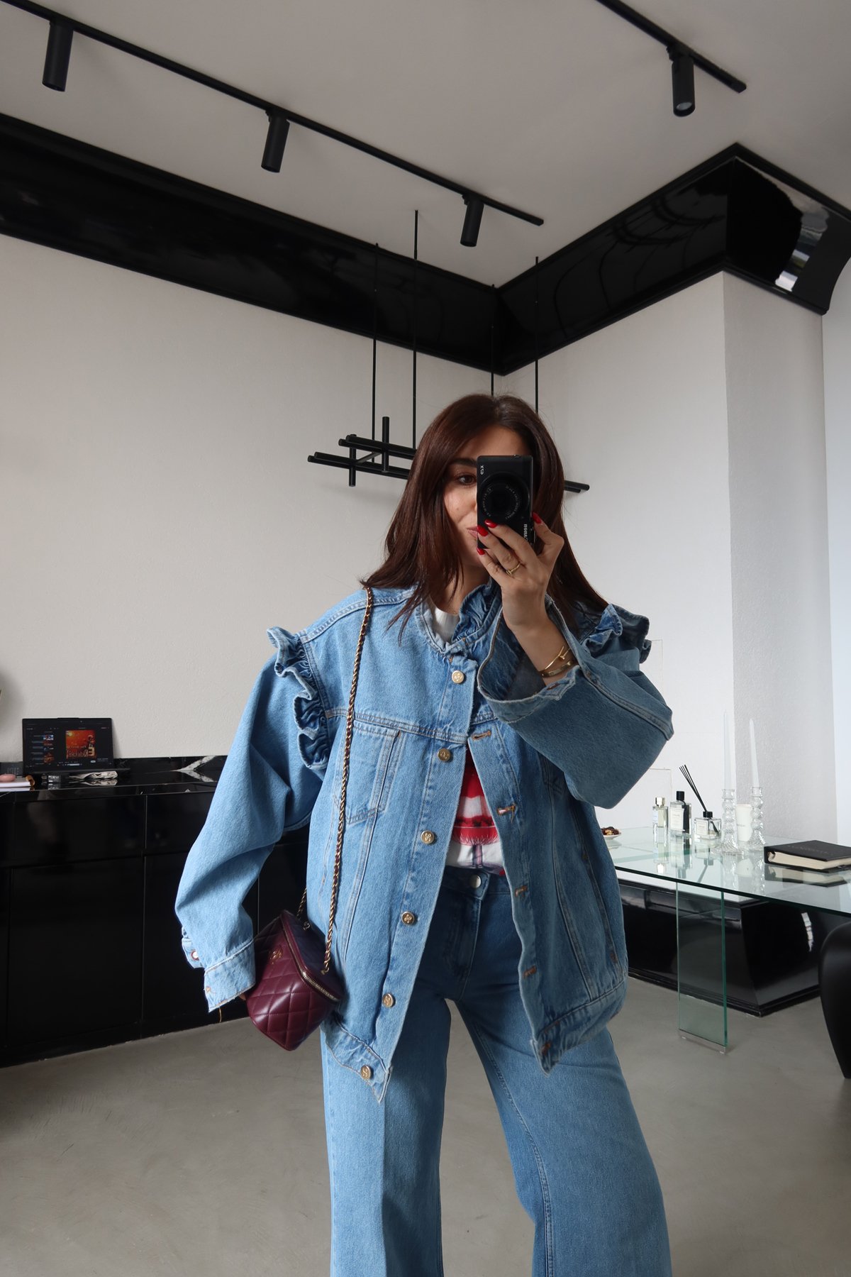 Yakası ve Omuzu Fırfırlı Denim Ceket