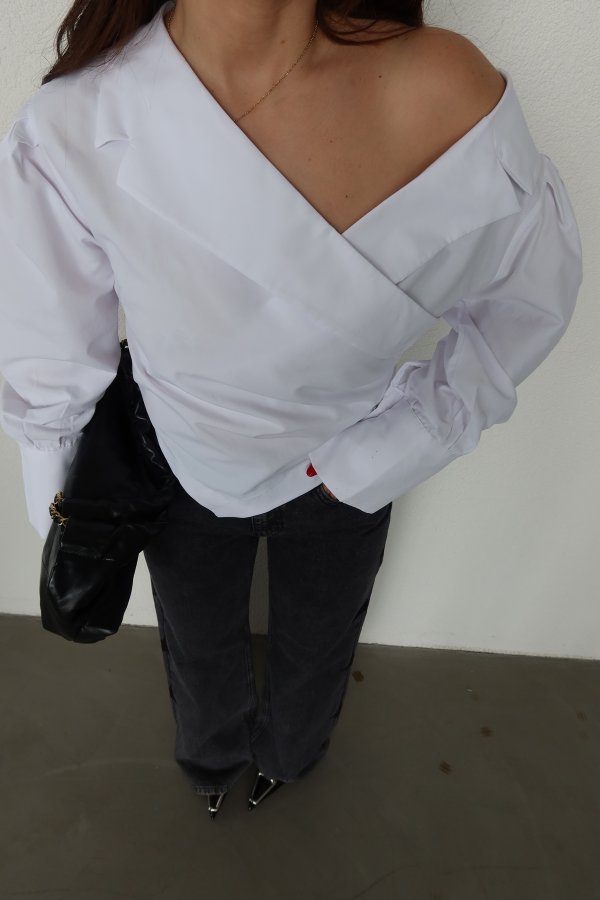 Omuzu Açık Drapeli Bluz