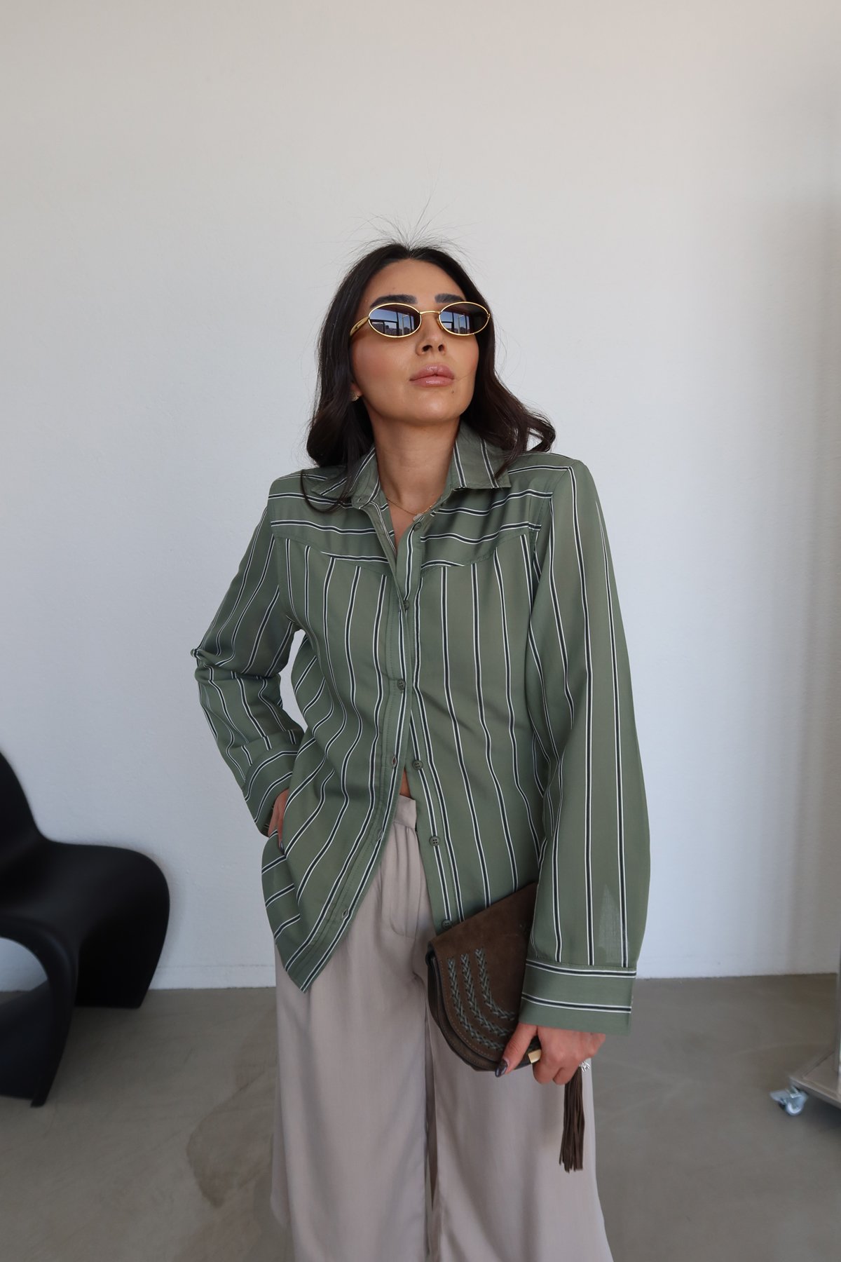 Çizgli Omuzu Vatkalı Gömlek