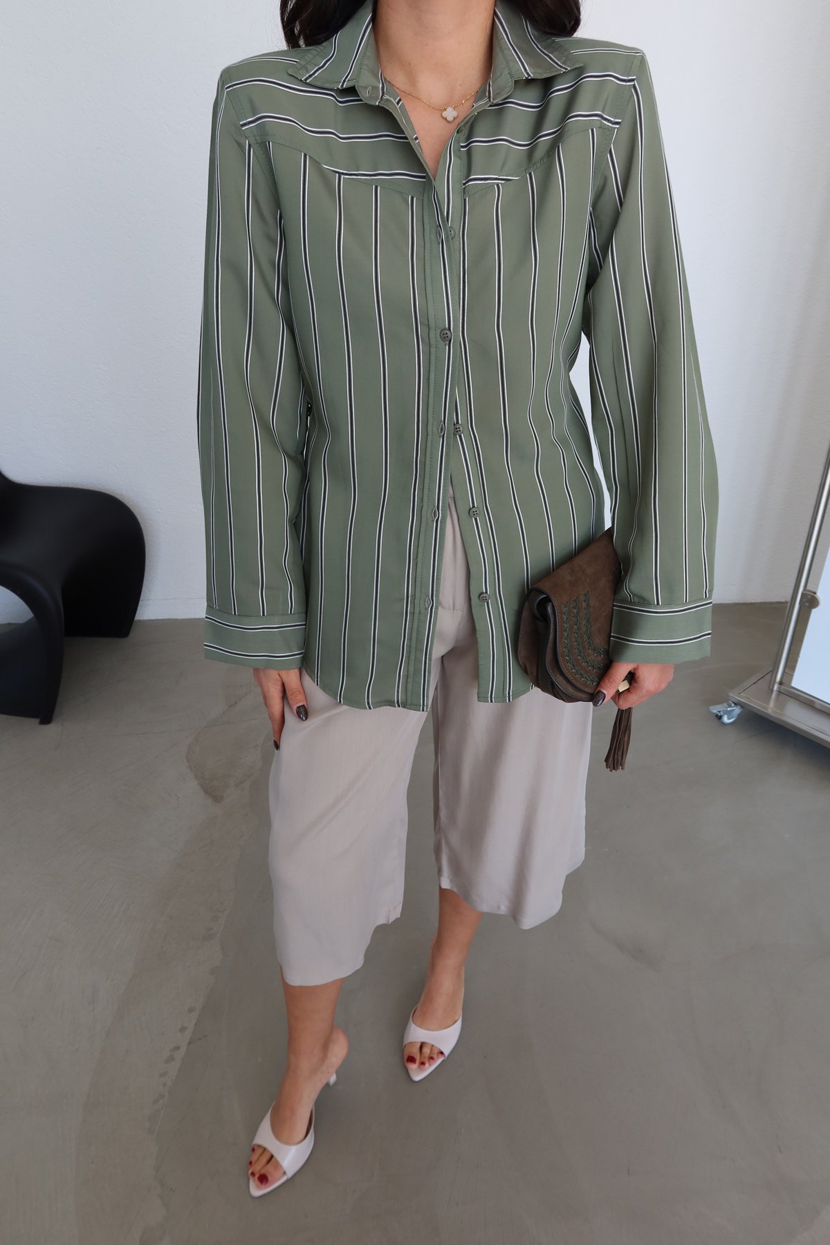 Çizgli Omuzu Vatkalı Gömlek