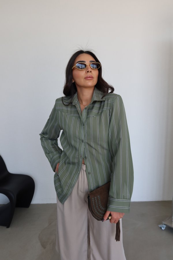 Çizgli Omuzu Vatkalı Gömlek
