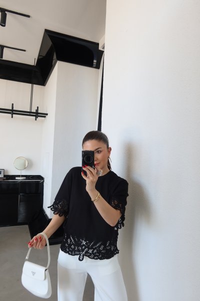 Kolları Ve Etek Ucu Güpürlü Bluz