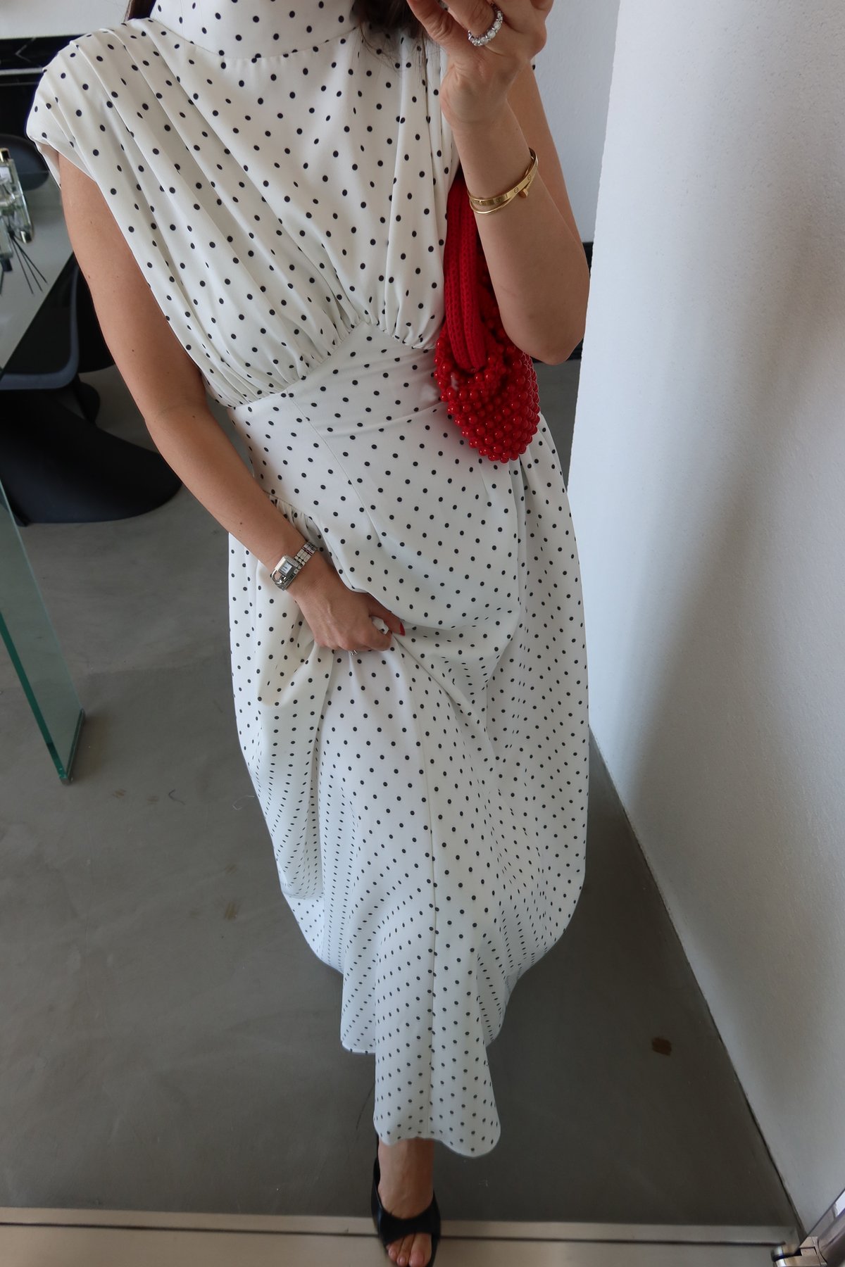 Omuzu Vatkalı Puantiyeli Elbise