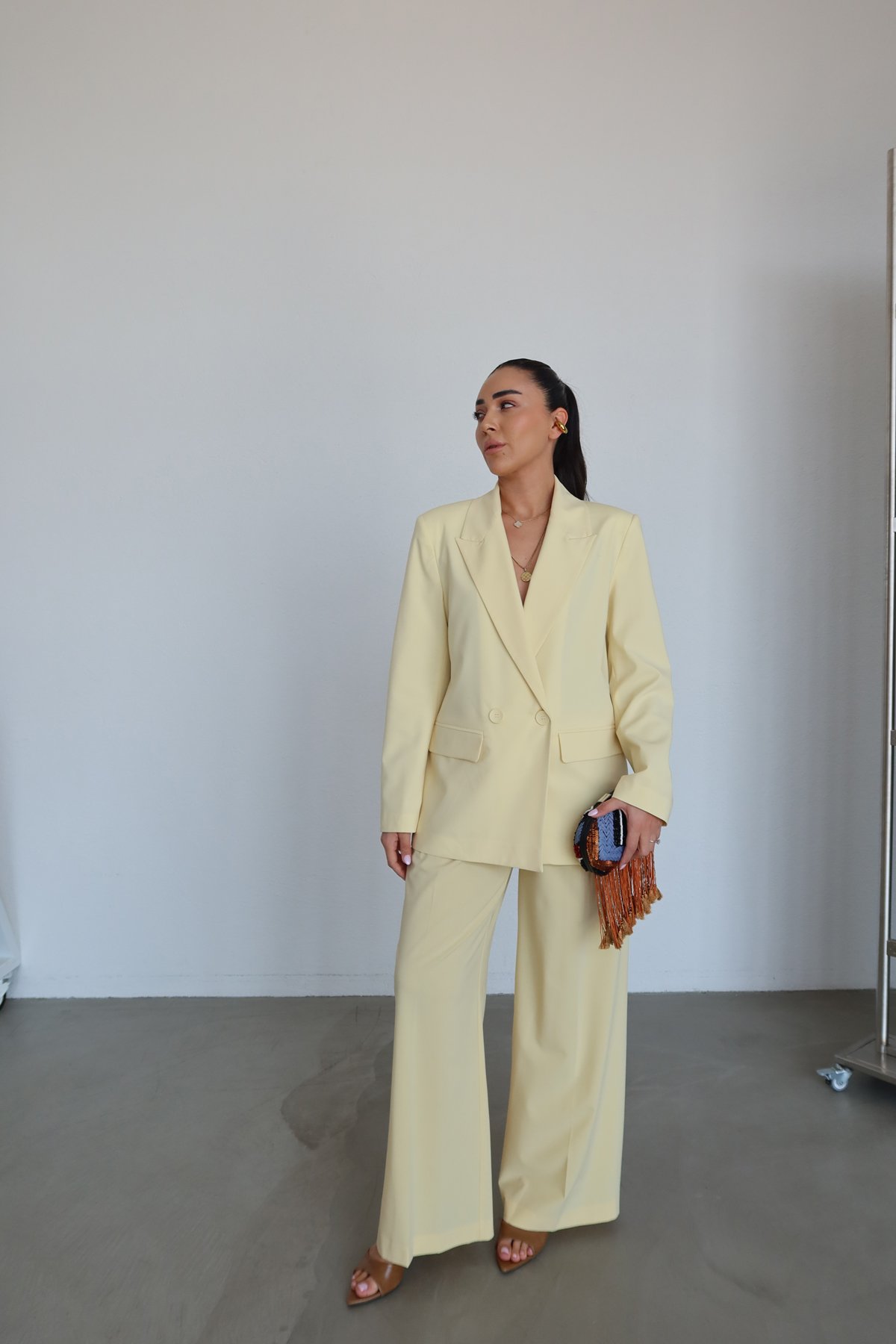 Pileli Kemerli Geniş Paça Pantolon