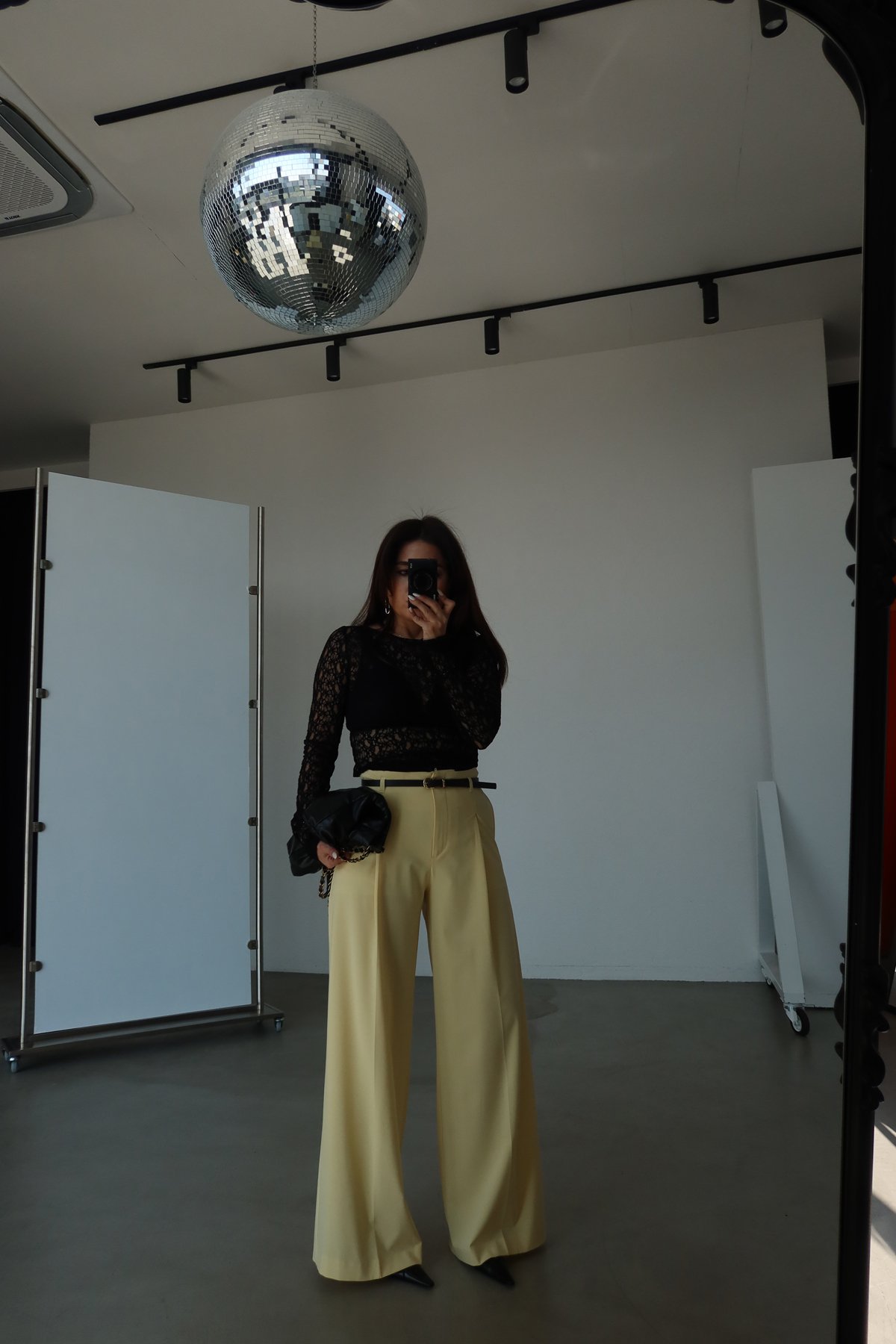 Pileli Kemerli Geniş Paça Pantolon