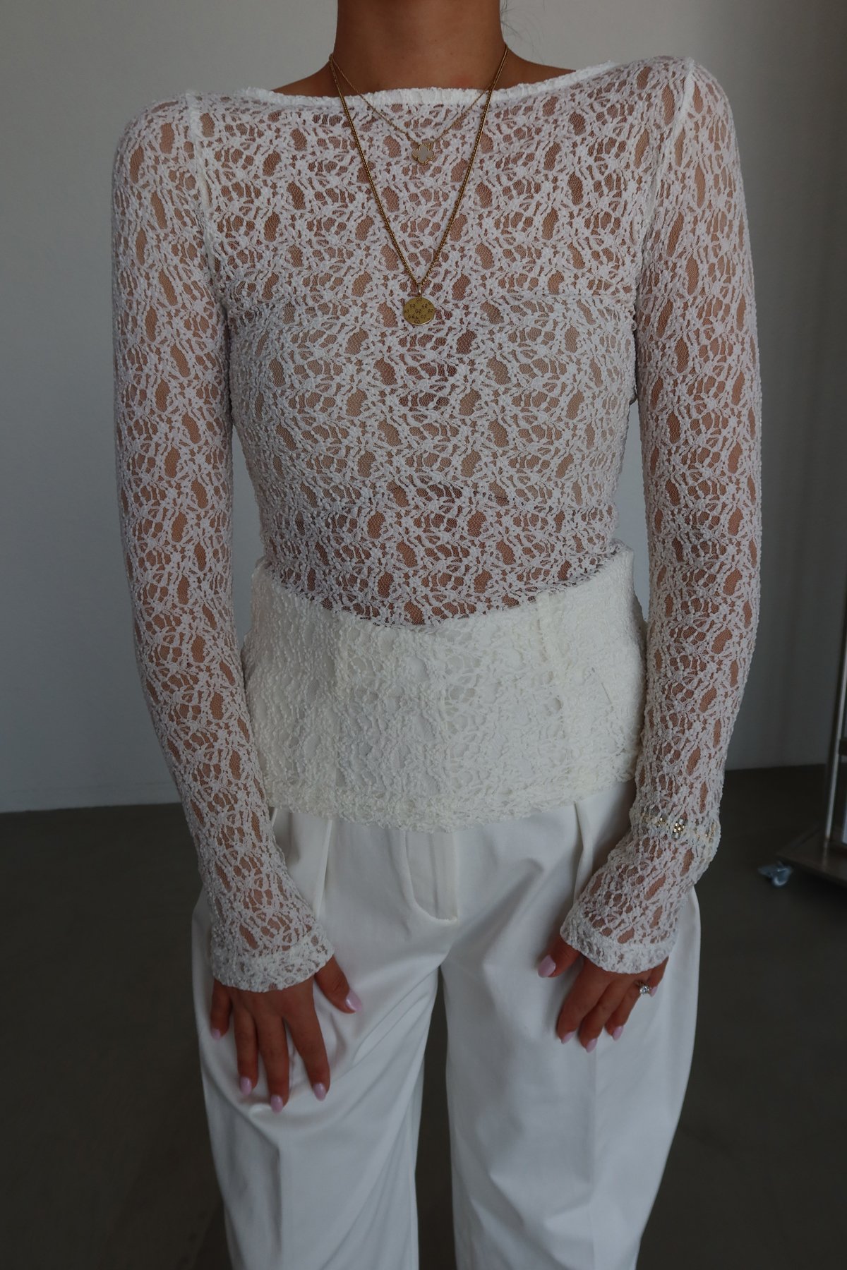 Kayık Yaka Dantel Bluz