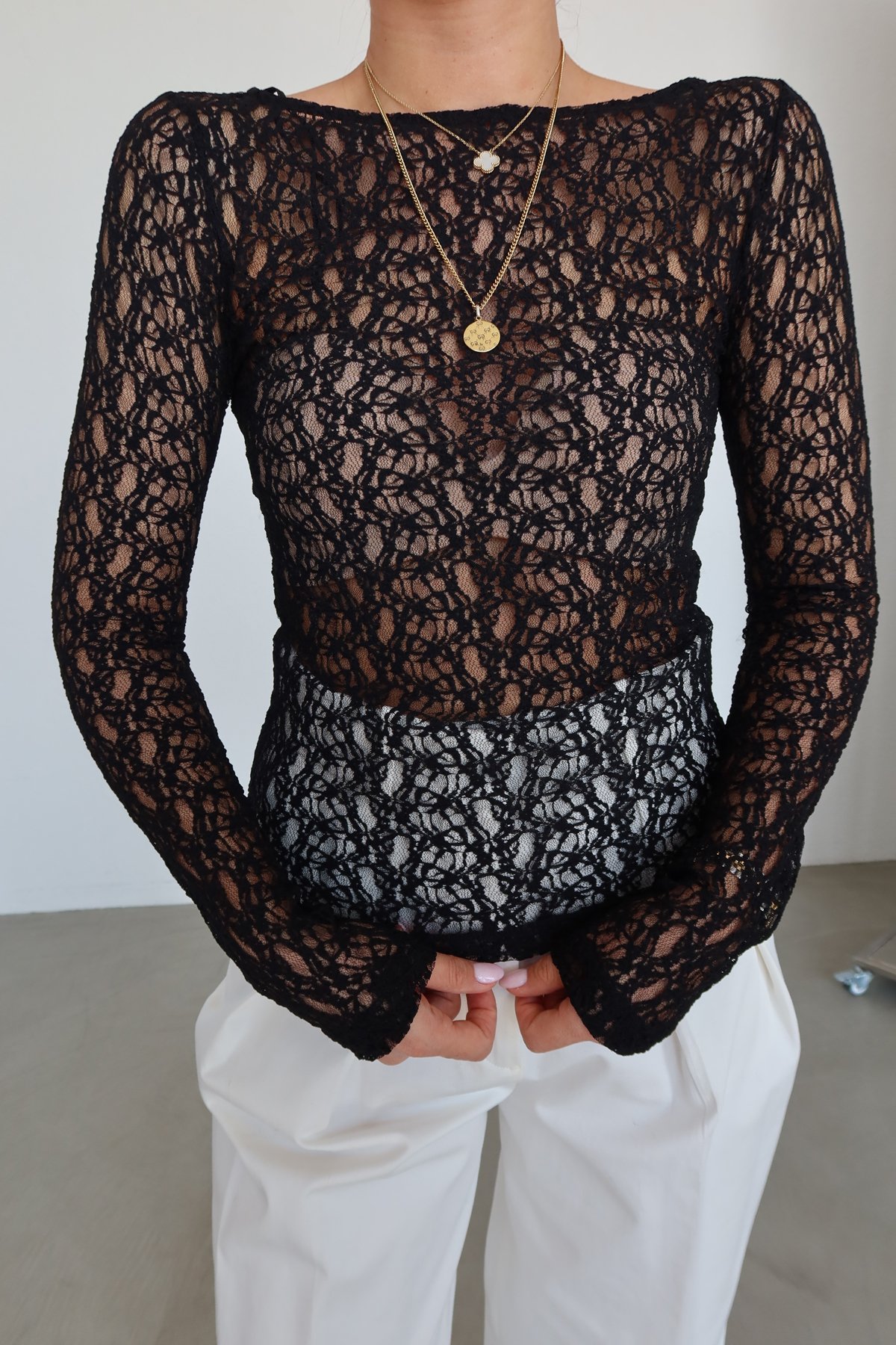 Kayık Yaka Dantel Bluz