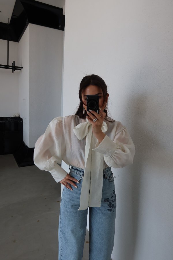 Yakadan Bağlamalı Balon Kol Bluz