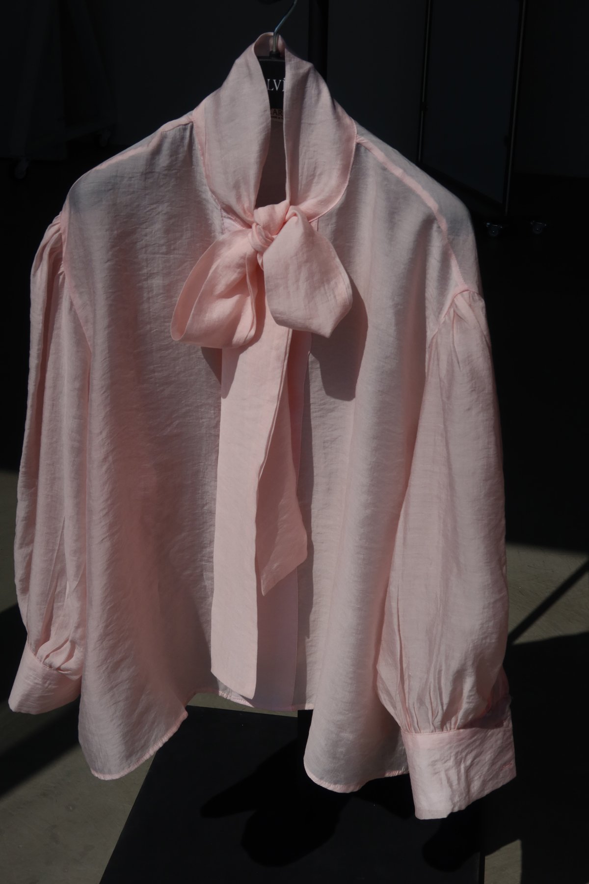 Yakadan Bağlamalı Balon Kol Bluz