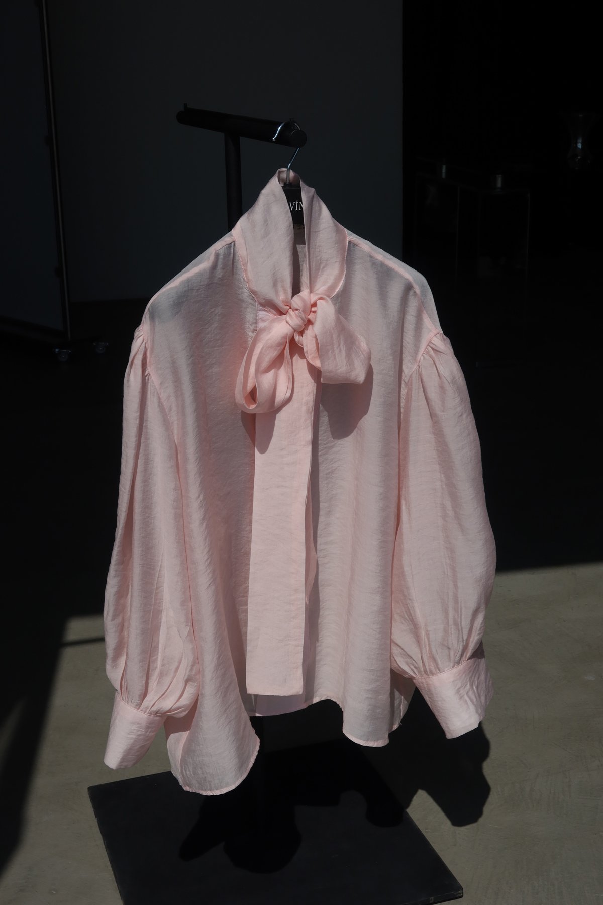 Yakadan Bağlamalı Balon Kol Bluz