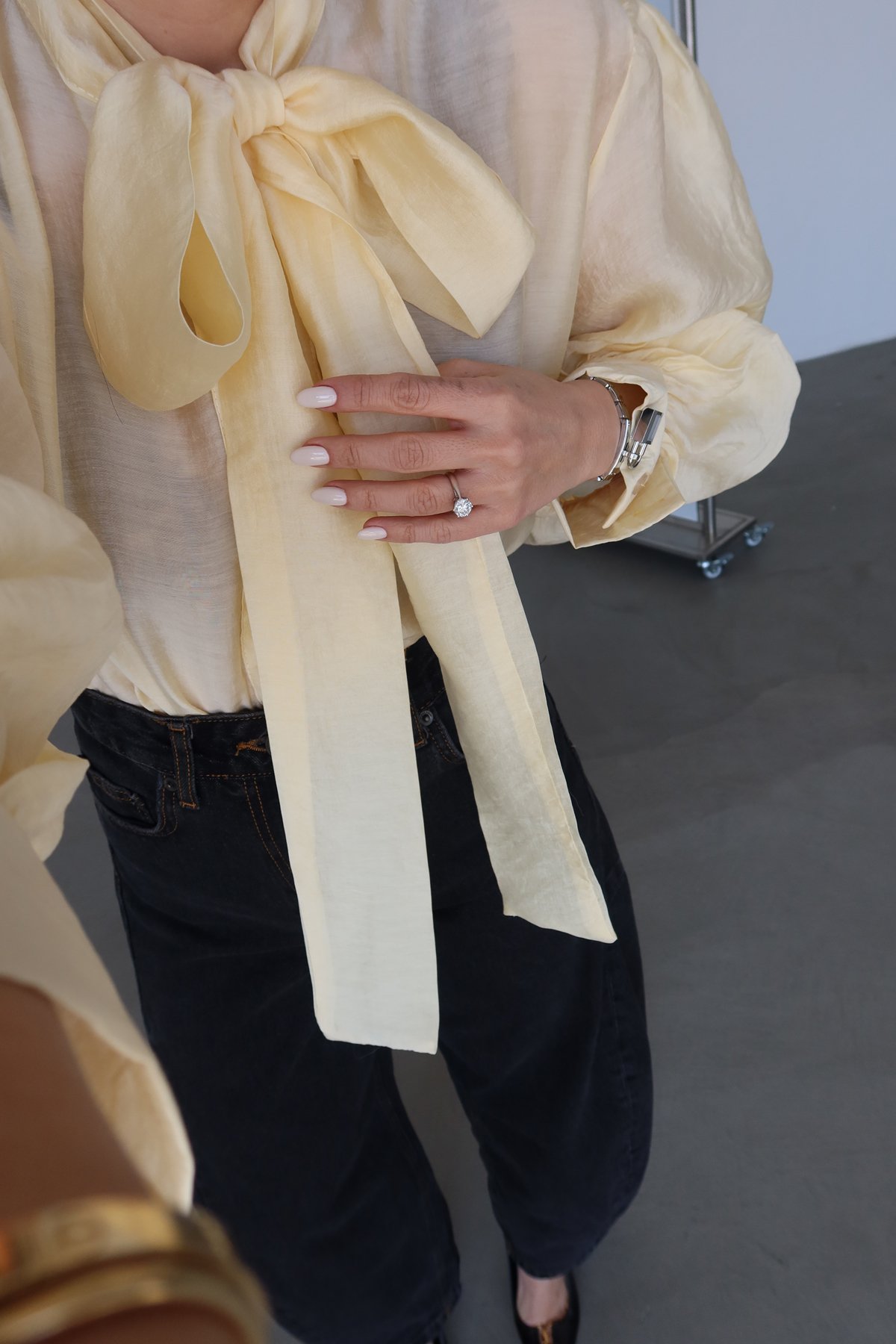 Yakadan Bağlamalı Balon Kol Bluz