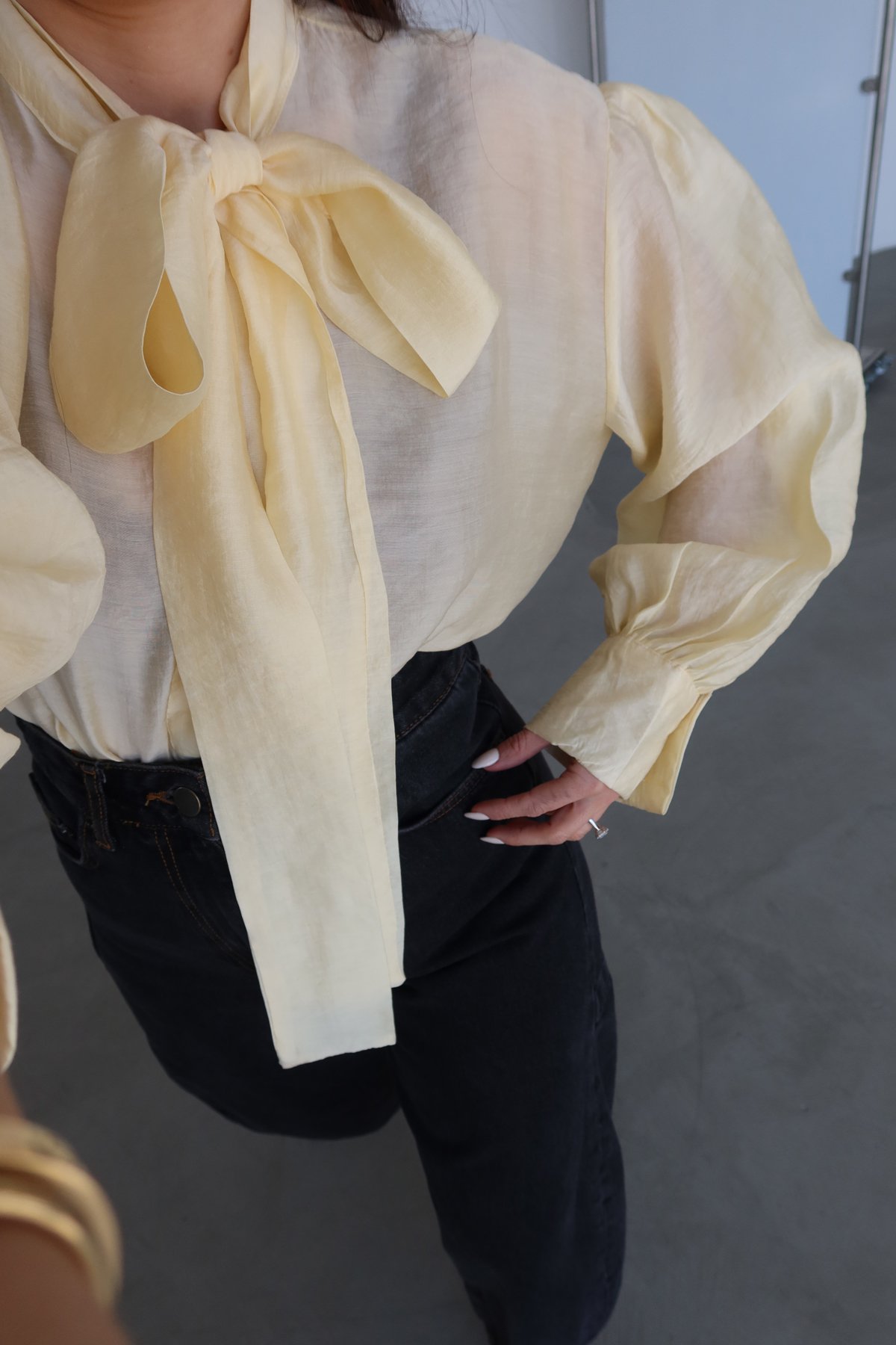 Yakadan Bağlamalı Balon Kol Bluz