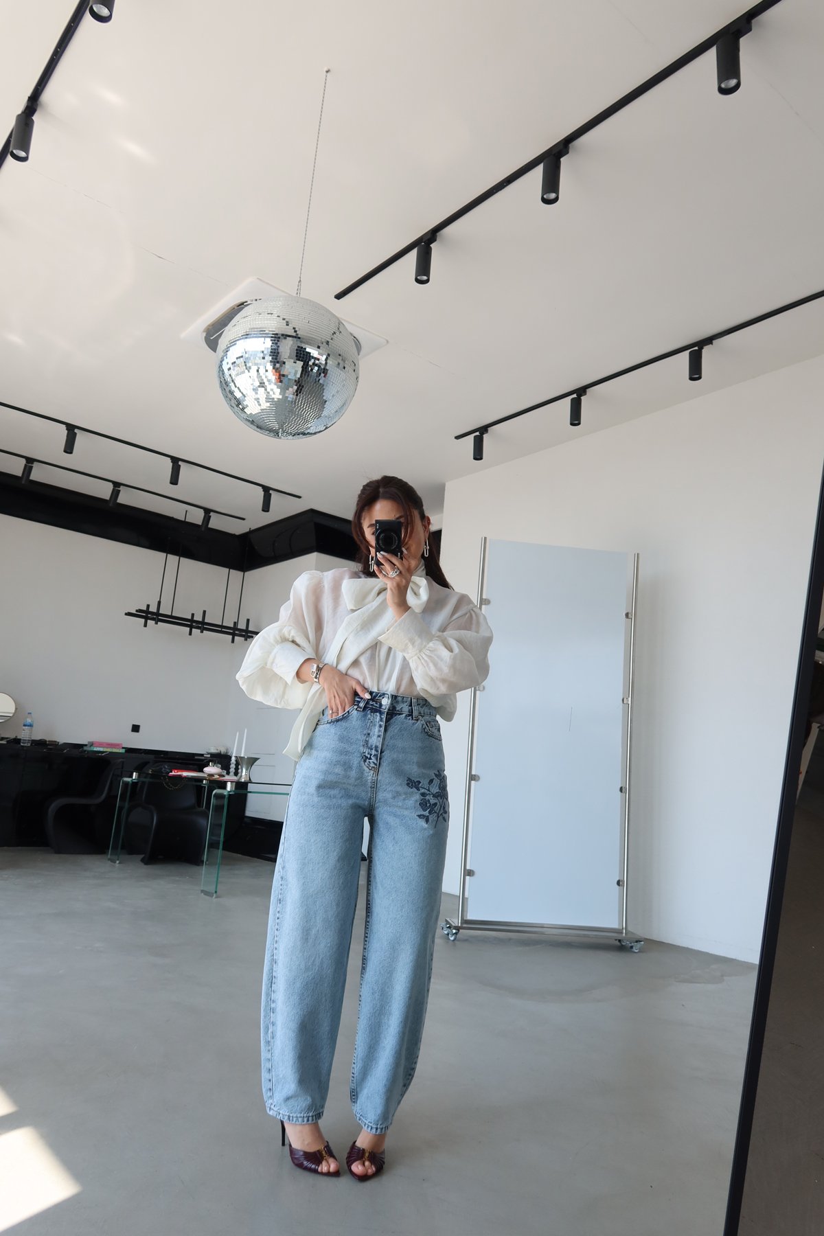 Çiçek Nakışlı Jean