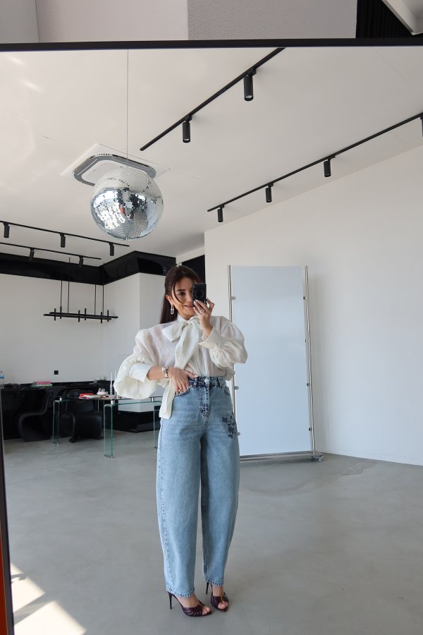 Çiçek Nakışlı Jean