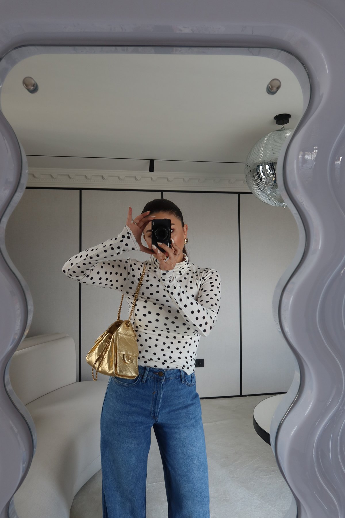 Dik Yaka Puantiyeli Bluz